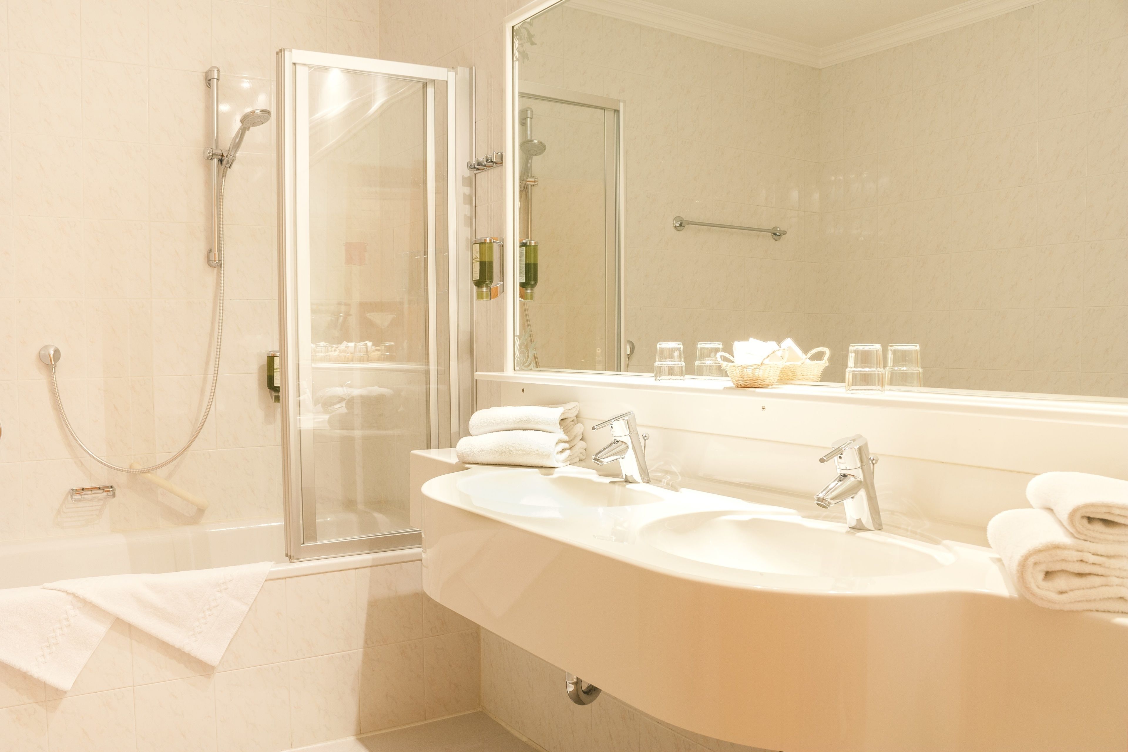 combined shower/bathtub, free toiletries, hair dryer, bidet