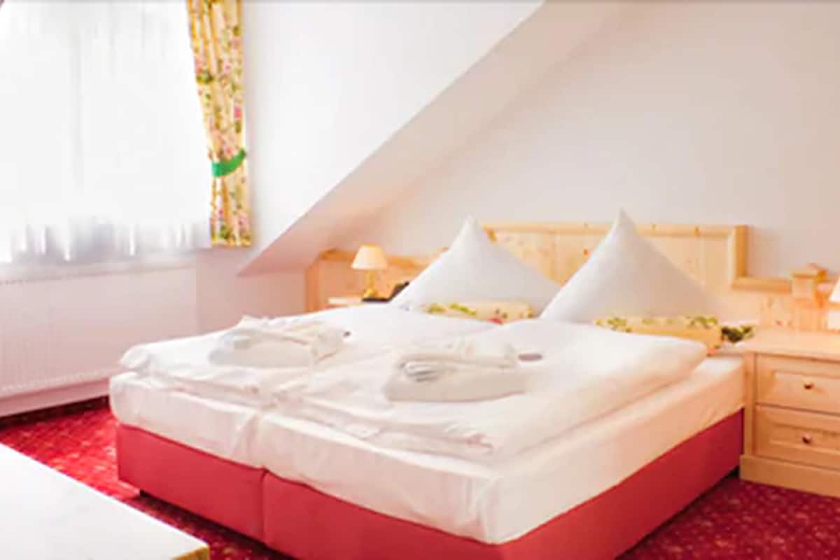 In-room safe, desk, iron/ironing board, cribs/infant beds