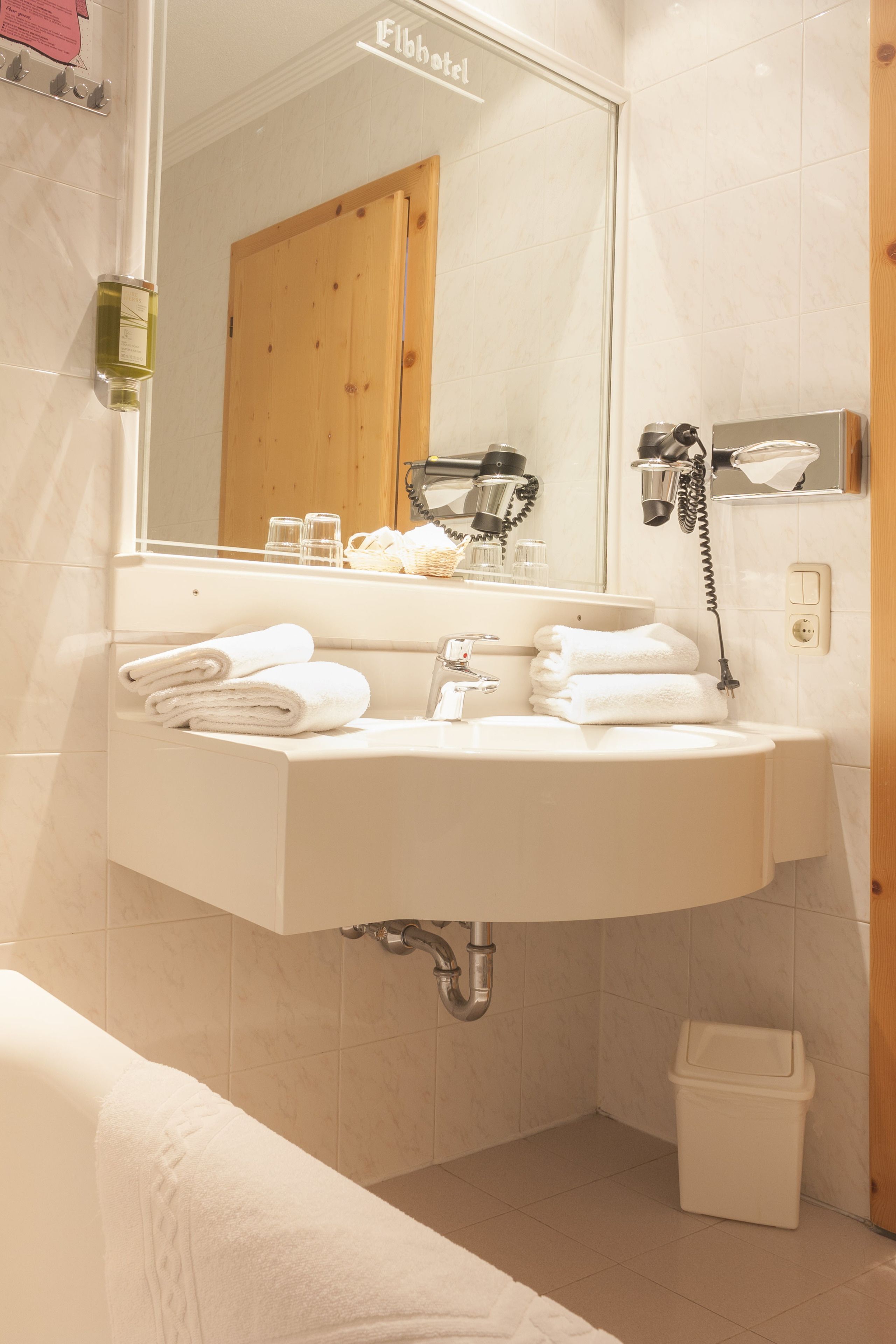 combined shower/bathtub, free toiletries, hair dryer, bidet