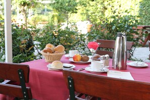 Free daily buffet breakfast  - Elbhotel Bad Schandau (Bad Schandau)