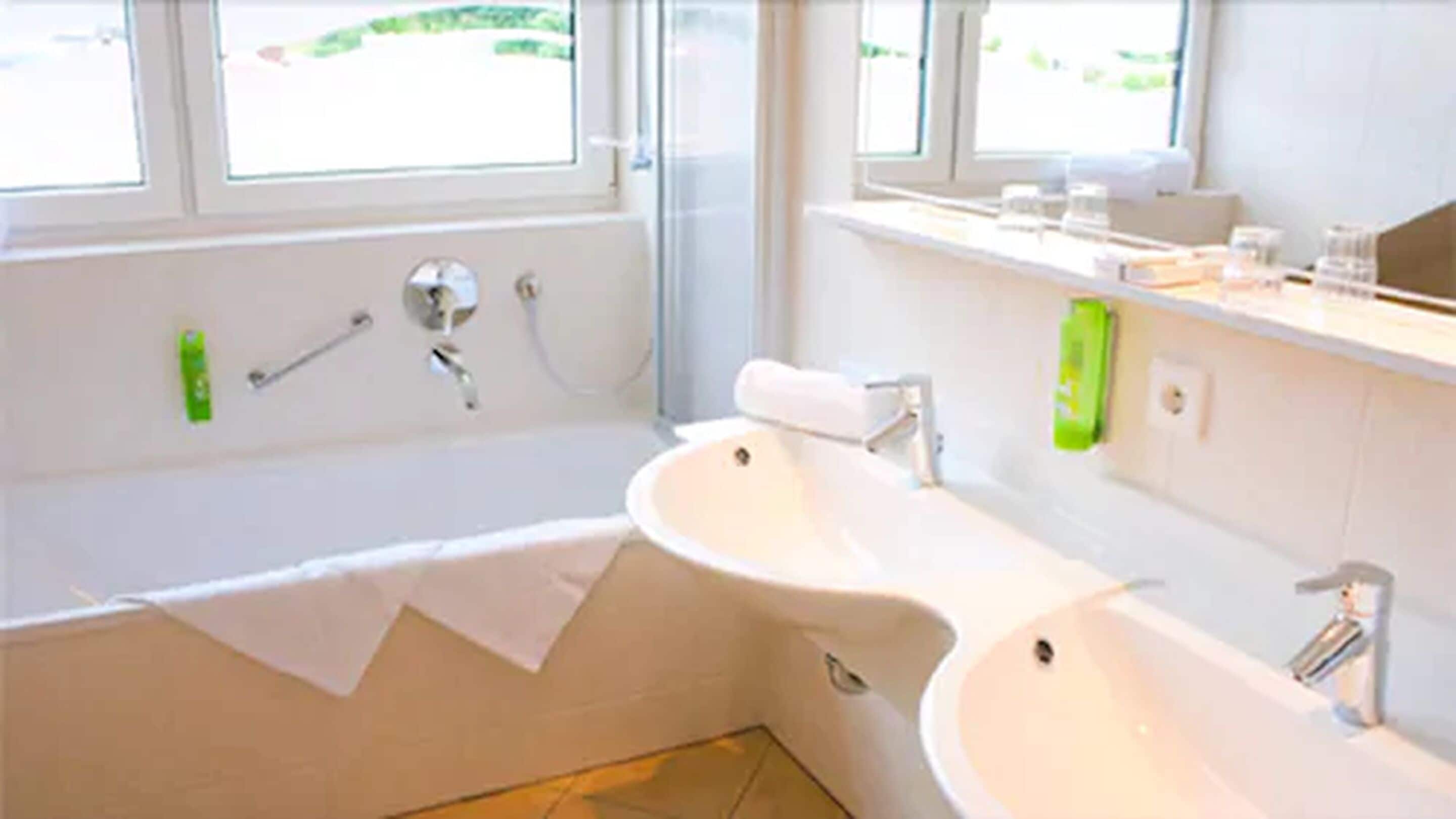 combined shower/bathtub, free toiletries, hair dryer, bidet