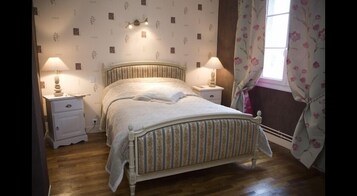 Quarto clássico | Cortinas blackout, Wi-Fi de cortesia, roupa de cama