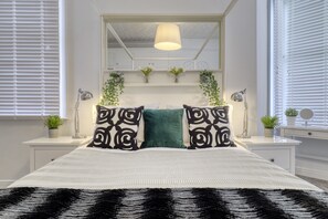 1 habitación, decoración personalizada, muebles diferentes y escritorio
