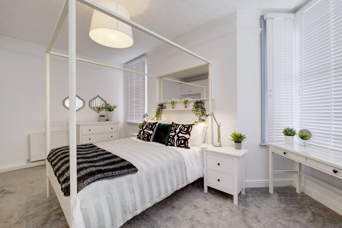 1 habitación, decoración personalizada, muebles diferentes y escritorio
