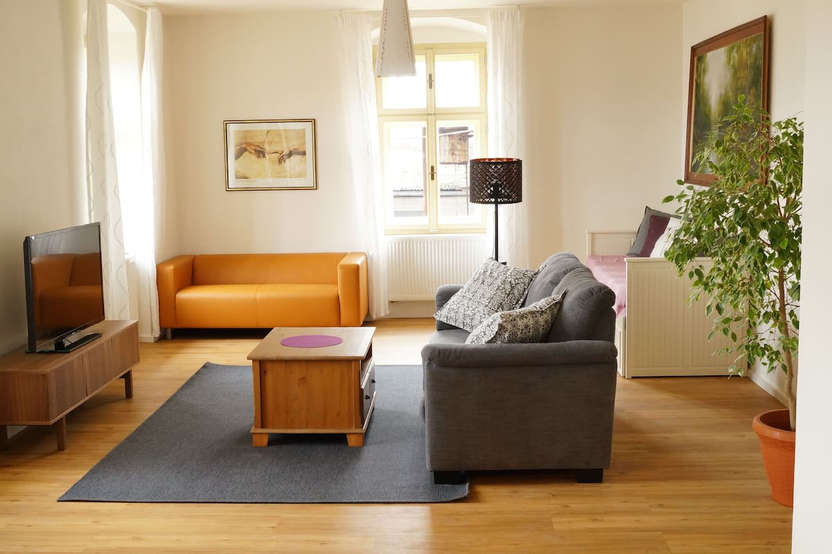 Apartment (1) | Wohnbereich | Flachbildfernseher