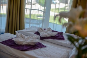 Familierom | 2 soverom, skrivebord, blendingsgardiner og lydisolert