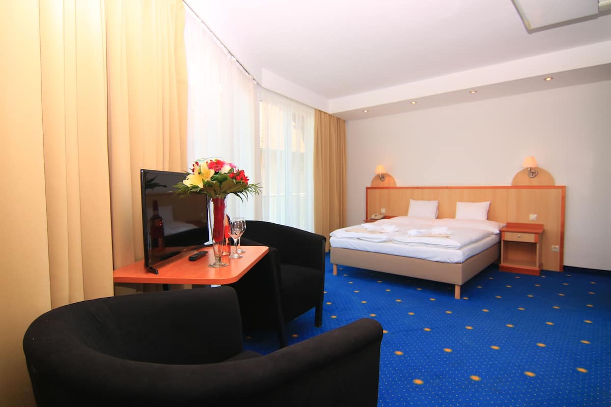 2 bedrooms, desk, blackout drapes, soundproofing