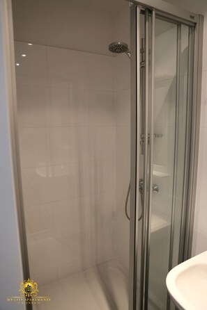 Classic Quadruple Room, Non Smoking, Ground Floor | Bathroom | Shower, free toiletries, hair dryer, towels - My City Apartments Karmelitermarkt (Vienna)