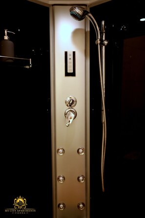 Appartement Confort, 2 chambres, rez-de-chaussée | Salle de bain | Douche, articles de toilette (gratuits), séchoir à cheveux