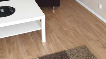 Apartment | Wohnzimmer | 102-cm-LED-Fernseher mit Digitalempfang, Fernseher, Netflix