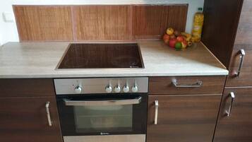 Apartment | Eigene Küche | Großer Kühlschrank, Mikrowelle, Ofen, Herdplatte