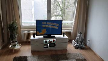 Apartment | Wohnbereich | 102-cm-LED-Fernseher mit Digitalempfang, Fernseher, Netflix