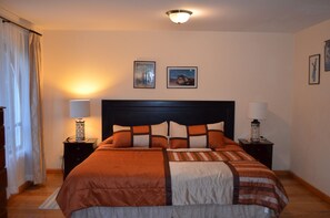 Double Room, 1 Queen Bed, Private Bathroom (Queen Bed) | Iron/ironing board, free WiFi, bed sheets