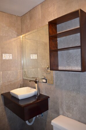 Shower, rainfall showerhead, free toiletries, hair dryer