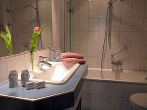 A bathroom with a sink, mirror, and shower. - Hotel Anlage Heidelberg (Heidelberg)