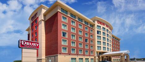 A Drury Inn & Suites hotel with a brick facade, multiple windows, and a covered entrance.