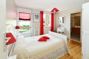 Individually decorated, individually furnished, free cots/infant beds