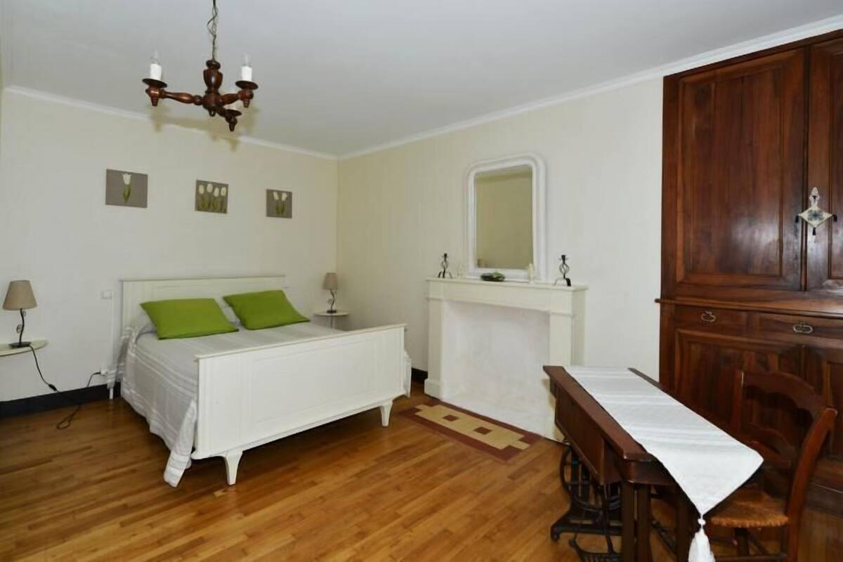Individually decorated, individually furnished, free cots/infant beds