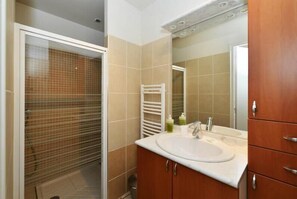 Double Room (Camélia) | Bathroom | Shower, hair dryer, towels