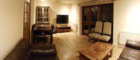 Departamento, 3 habitaciones | Sala de estar | Televisión de pantalla plana