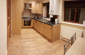 Apartment, 3 Bedrooms | Private kitchen | Full-size fridge, microwave, oven, stovetop - Dobcross (Manchester)