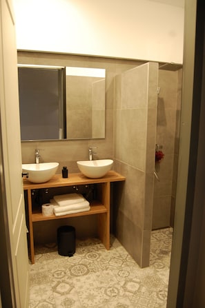 Apartment | Badezimmer | Dusche, Regendusche, kostenlose Toilettenartikel, Haartrockner