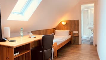 Quarto solteiro | Cofres nos quartos, escrivaninha, cortinas blackout, Wi-Fi de cortesia