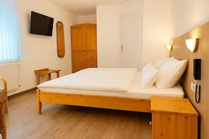 غرفة اقتصادية مزدوجة (140cm bed) | خزنة داخل الغرفة ومكتب وستائر تعتيم وواي فاي مجانًا