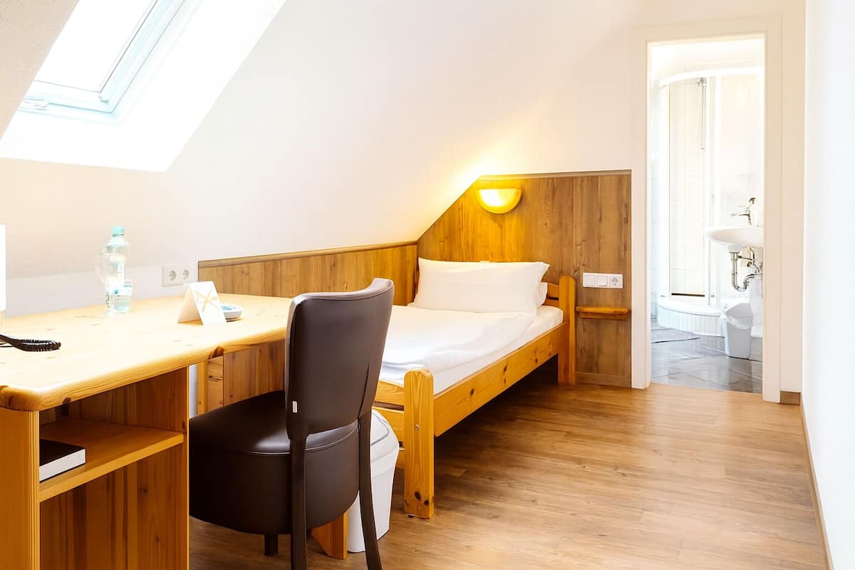 Single Room | In-room safe, desk, blackout curtains, free WiFi