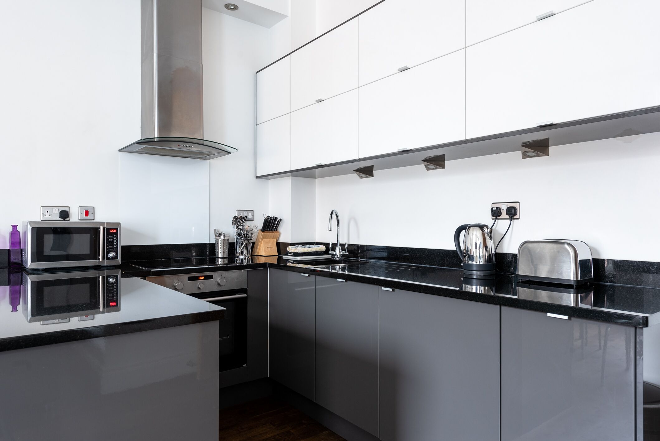 1 多间卧室、防过敏的被褥、客房内保险箱、特色装修