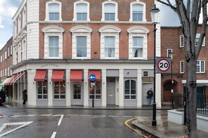 Front of property - Chelsea Green Apartments (London)