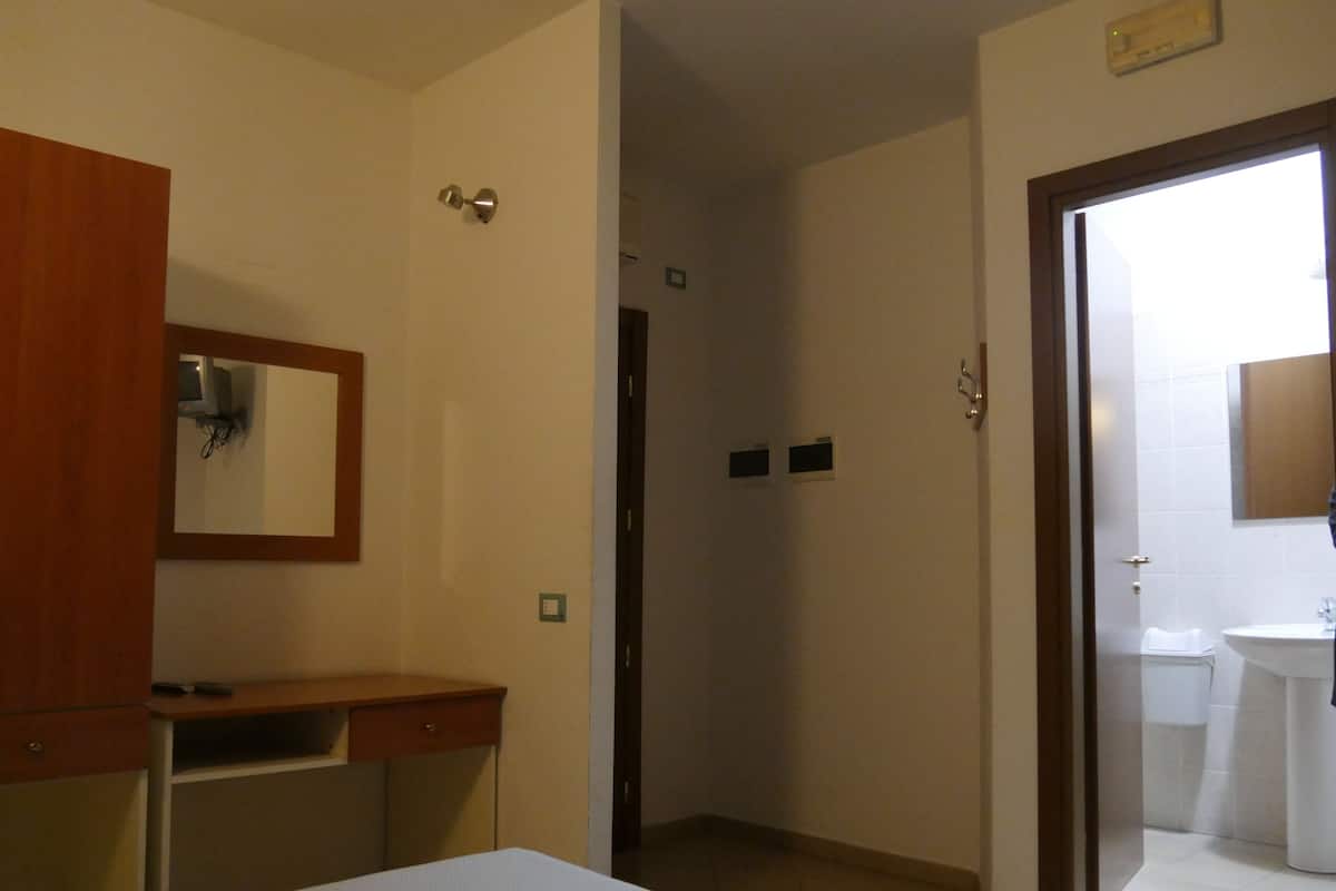 Habitación triple, 3 camas individuales | 1 habitación, escritorio, wifi gratis y ropa de cama