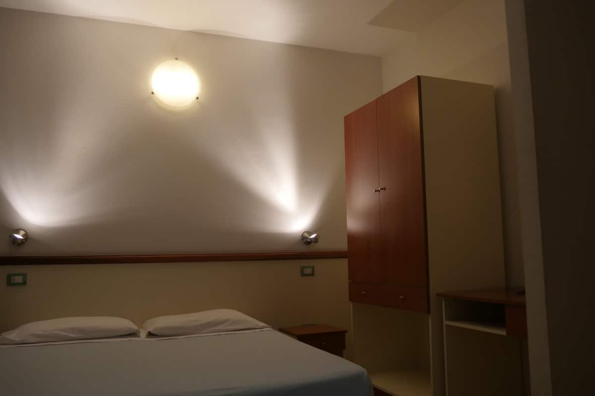 Habitación triple | 1 habitación, escritorio, wifi gratis y ropa de cama