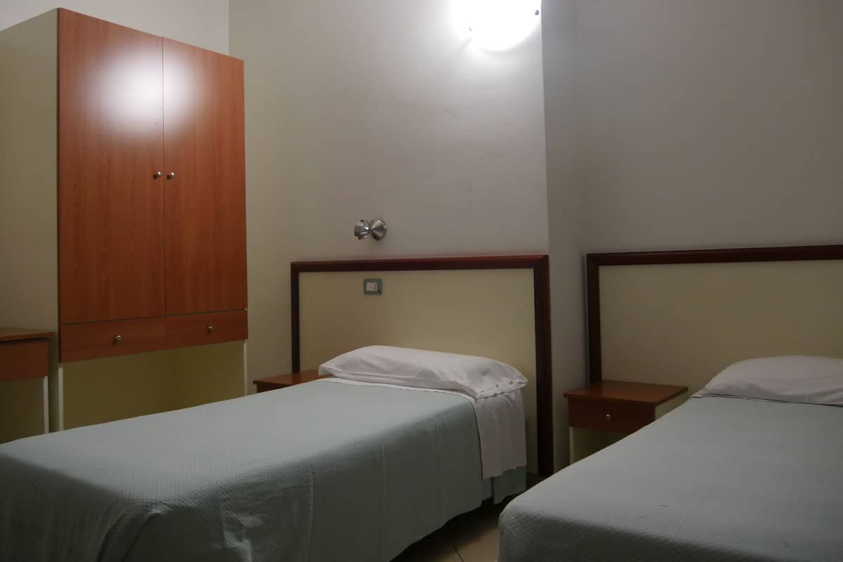Habitación con 2 camas individuales | 1 habitación, escritorio, wifi gratis y ropa de cama