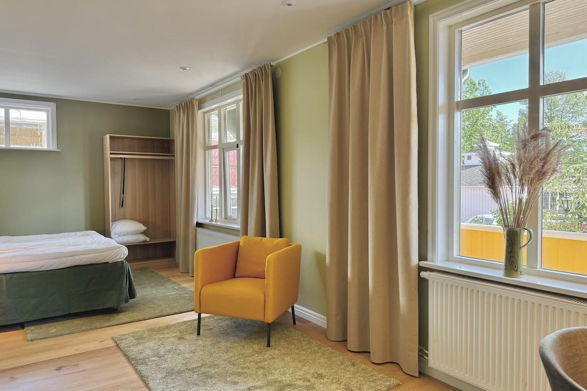 standard double room, 2 single beds | individually furnished, desk, laptop workspace, blackout curtains