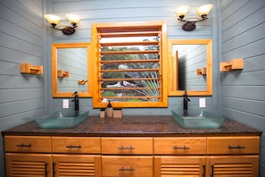 Brankas, Wi-Fi (biaya tambahan), dan seprai linen