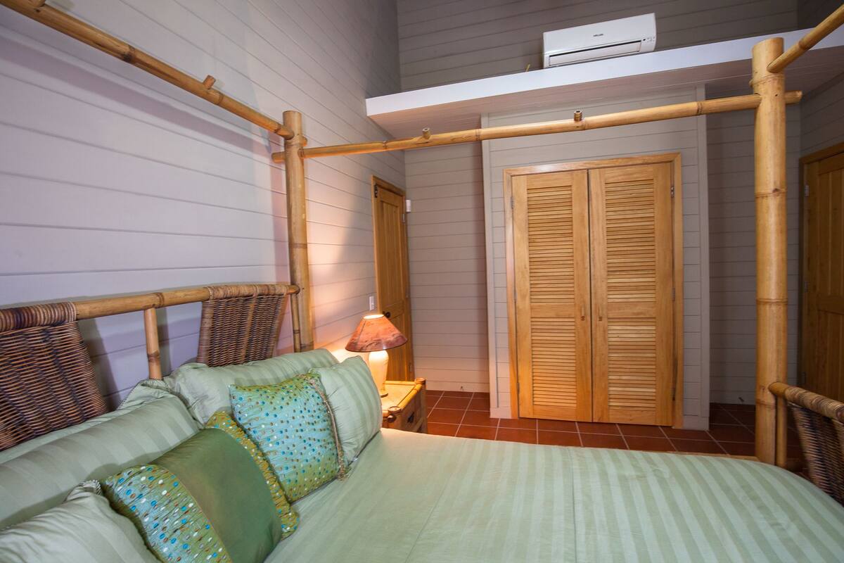 In-room safe, WiFi, bed sheets