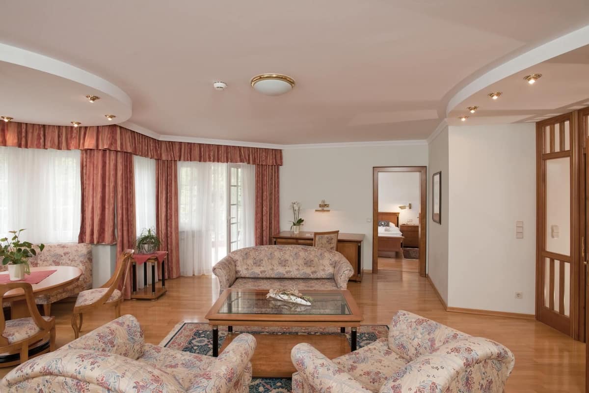 Suite | Living area | TV