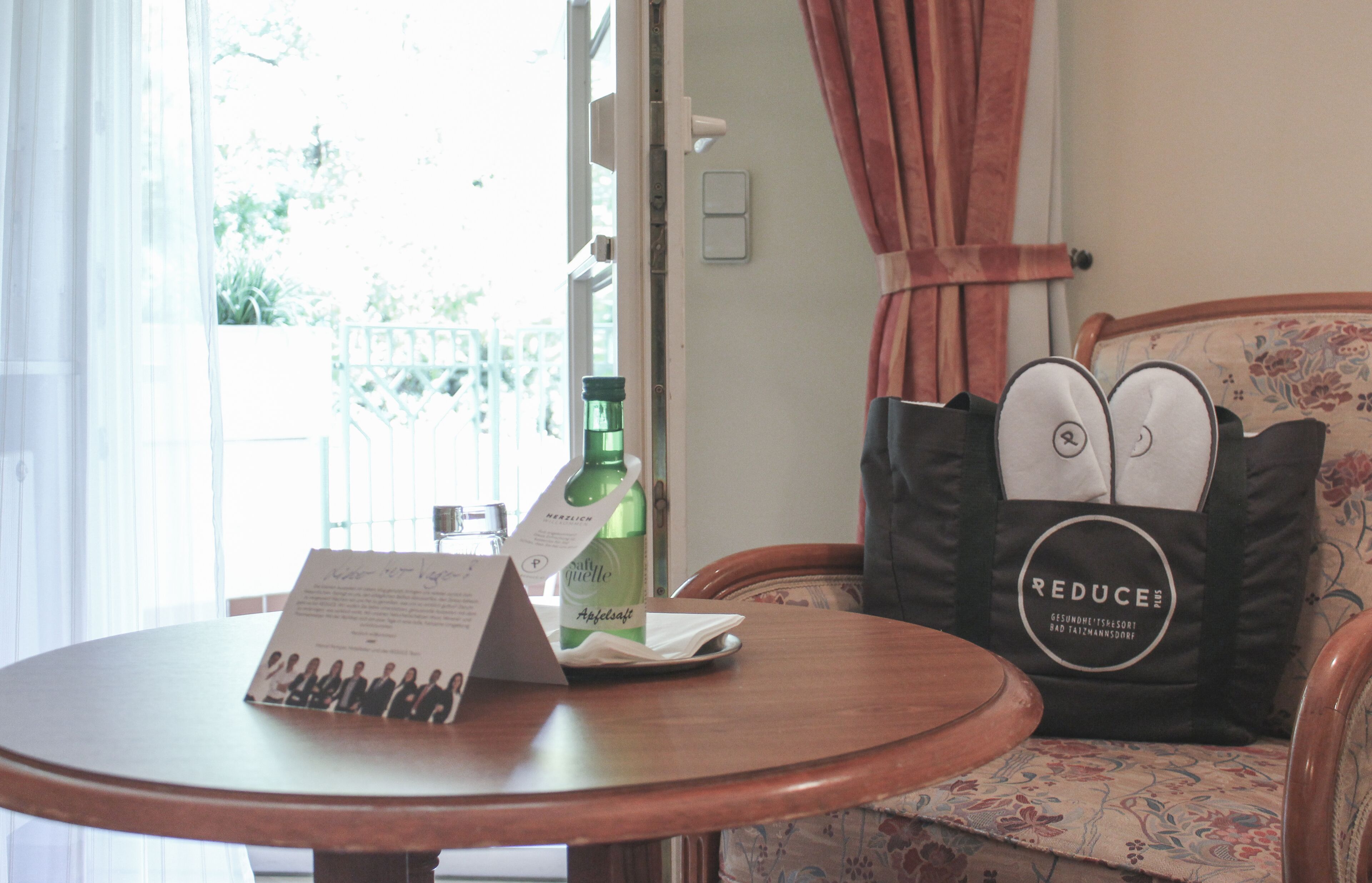 Una mesa con un menú, una botella de cerveza y una bolsa con la palabra 'REDUCE'.