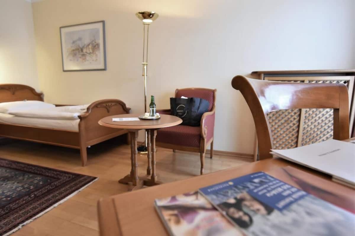 Single Room | 1 bedroom, in-room safe, desk, free WiFi