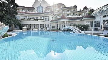 Piscine couverte, piscine extérieure, chaises longues