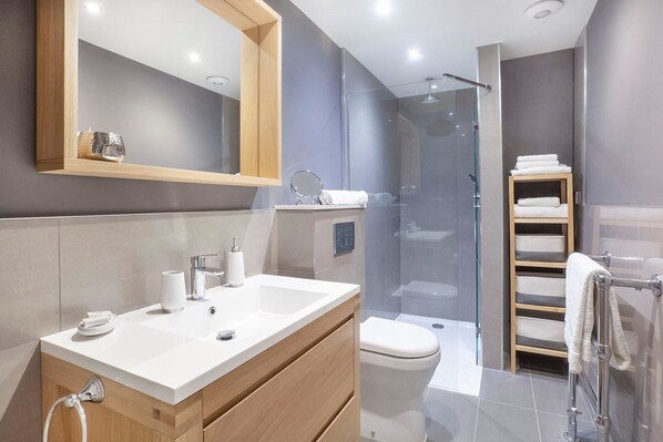 Apartment, 2 Bedrooms | Bathroom | Hair dryer, towels
