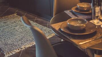 Apartemen, teras (Sauna and Jetted Tub) | Dapur pribadi | Lemari es, kompor, mesin pembuat kopi/teh, dan ketel listrik