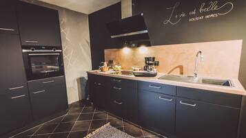 Apartemen, teras (Sauna and Jetted Tub) | Dapur pribadi | Lemari es, kompor, mesin pembuat kopi/teh, dan ketel listrik