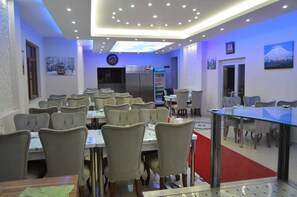 Petit déjeuner, déjeuner et dîner servis sur place