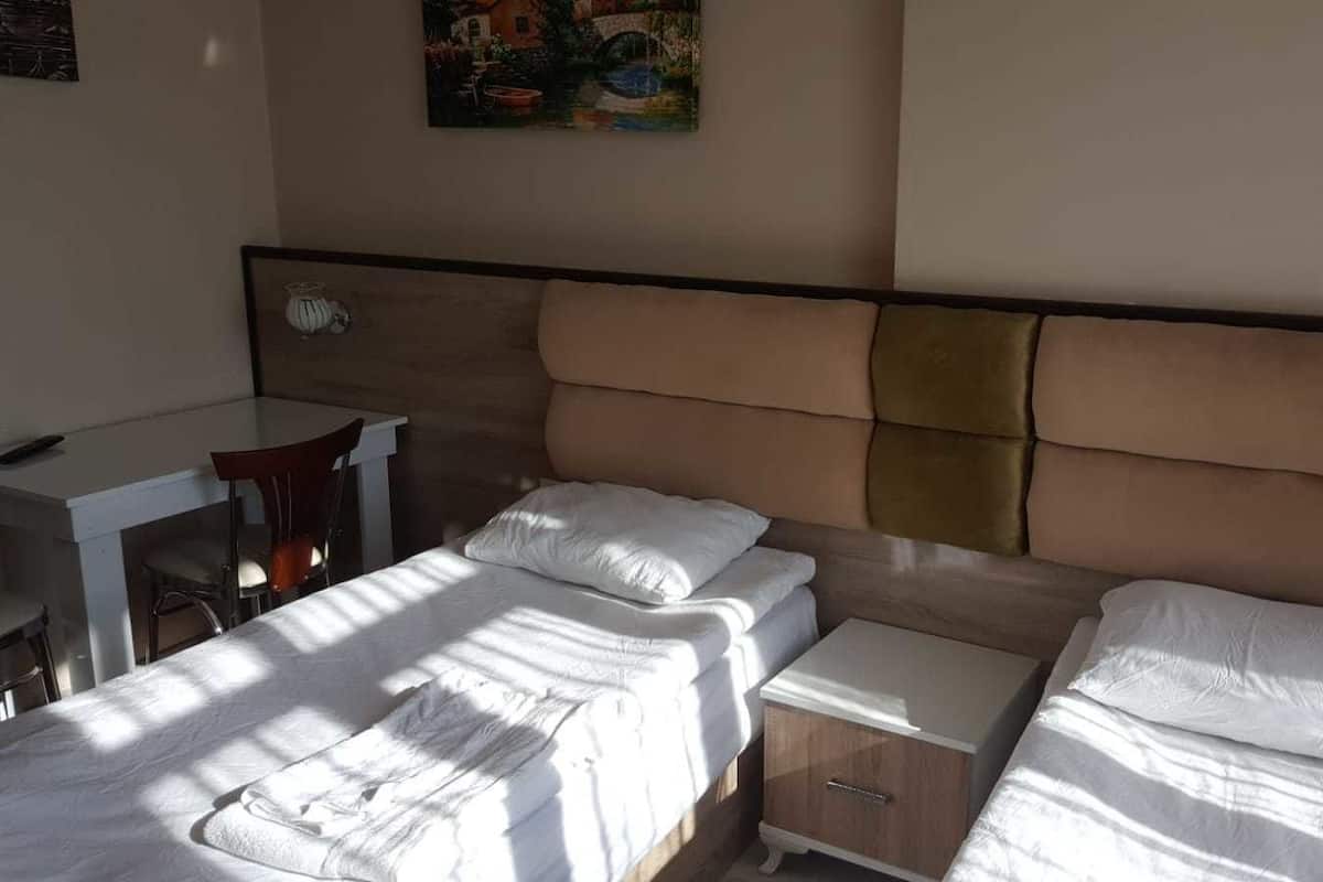 Minibar, escritorio, tabla de planchar con plancha y cunas gratuitas