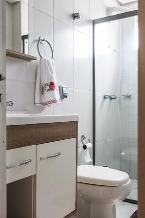 Apartment, 2 Schlafzimmer | Badezimmer | Dusche, Handtücher