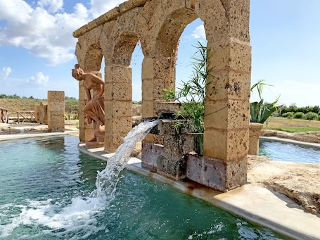 2 piscinas al aire libre, sombrillas, sillones reclinables de piscina