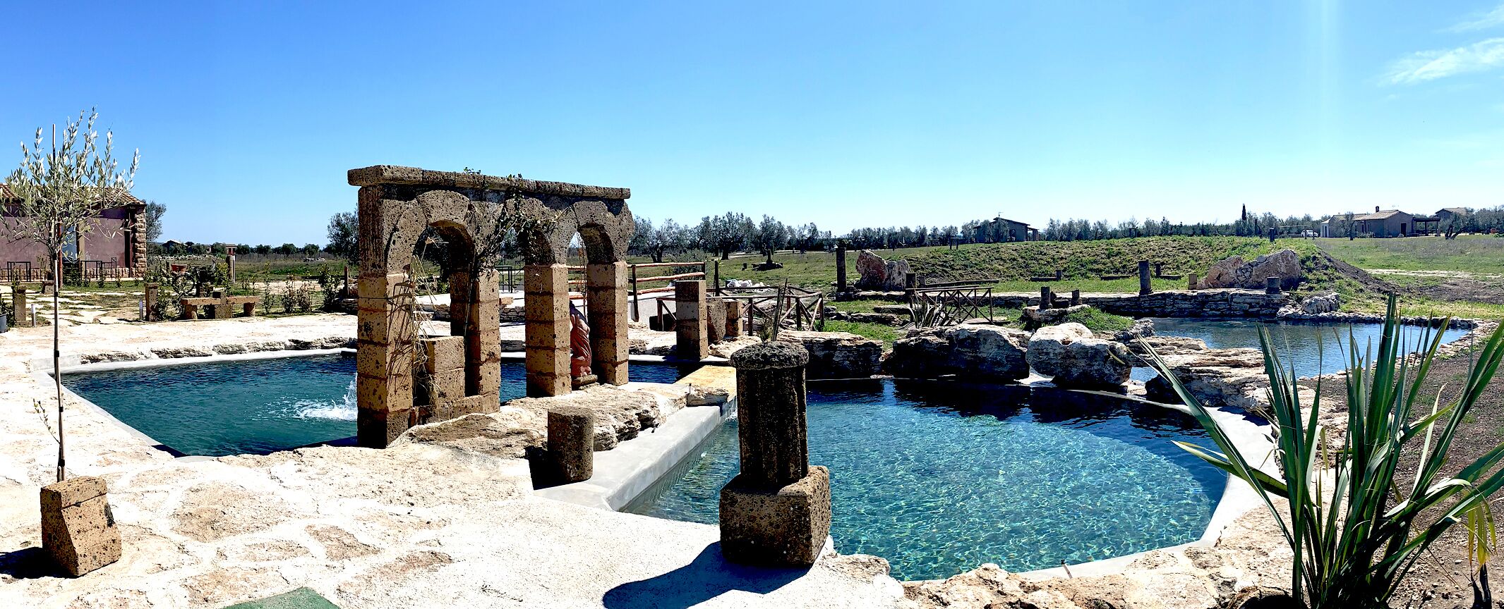 2 albercas al aire libre, sombrillas en la alberca y camastros 