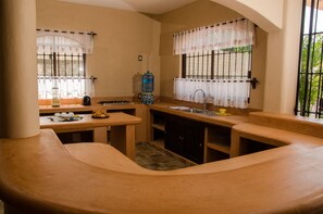 Refrigerador con freezer, microondas, horno, silla alta para bebés